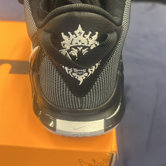 Lebron Witness VII black and white - Picture 4 of 7